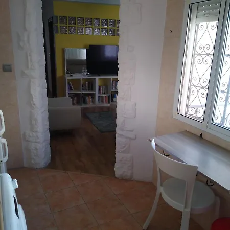 Bright 2 Bedroom Apartment